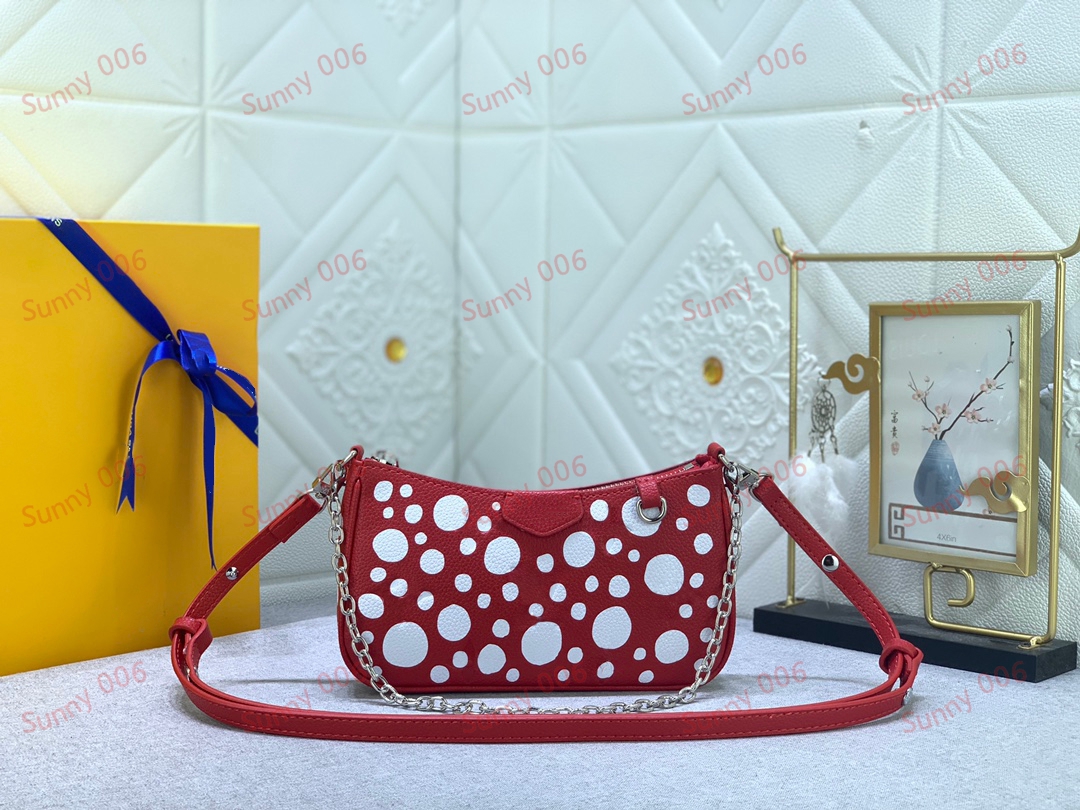 Bolsa de ombro preta vermelha em relevo bolsa de bolsa de cadeia destacável Designer Easy Pouch On Strap Luxury manchada de mensagens de design de design