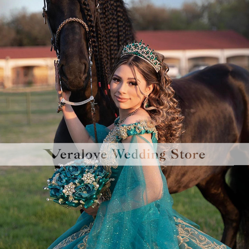 Grüne Ballkleid-Quinceanera-Kleider mit schulterfreiem Umhang mit Pailletten Vestidos De 15 Anos Geburtstags-Abschlussball-Party-Kleider