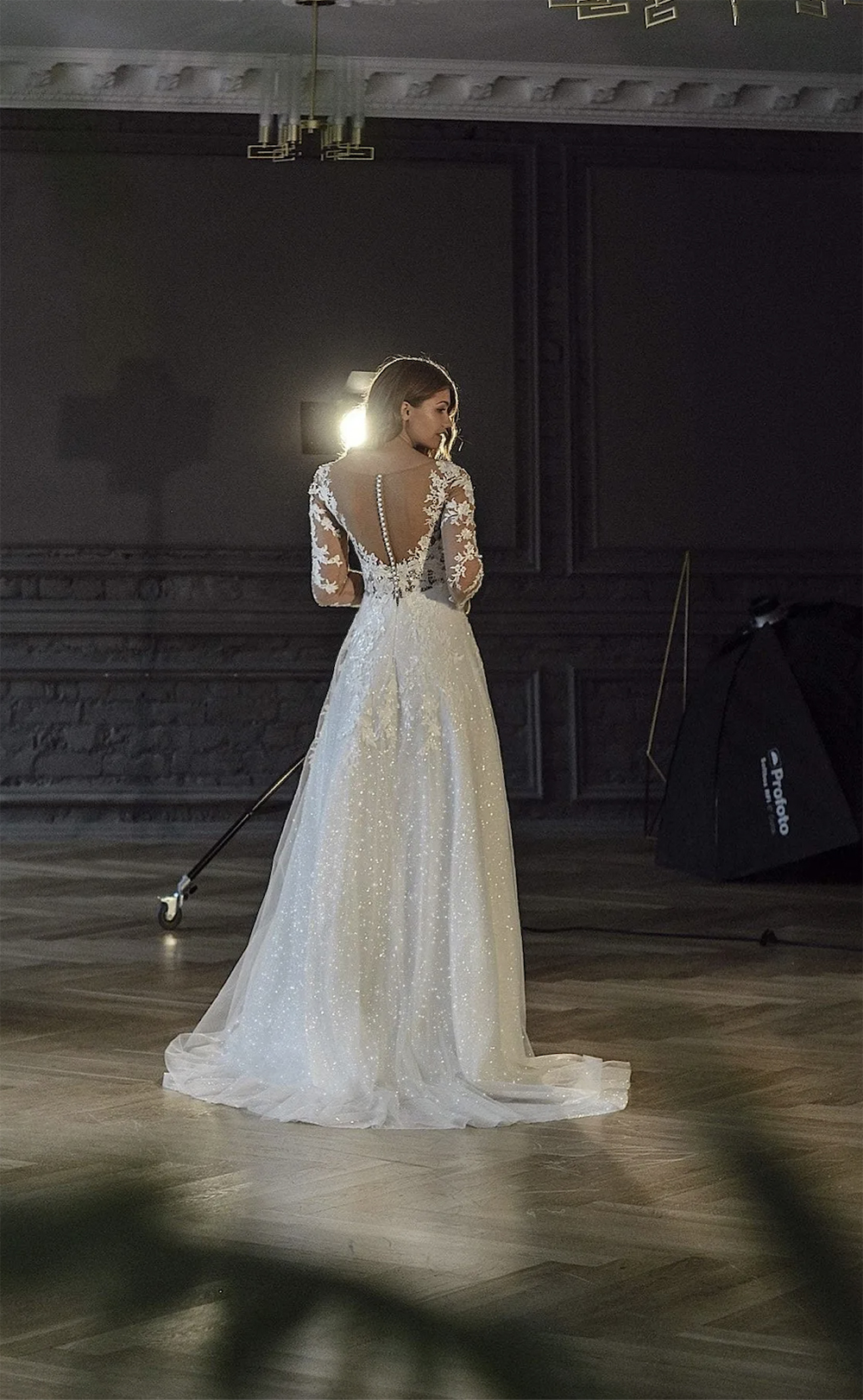 Robes de mariée en ligne A avec col en V et manches longues, paillettes brillantes, illusion de pays vintage, boutons au dos, grande taille, robes de mariée de maternité