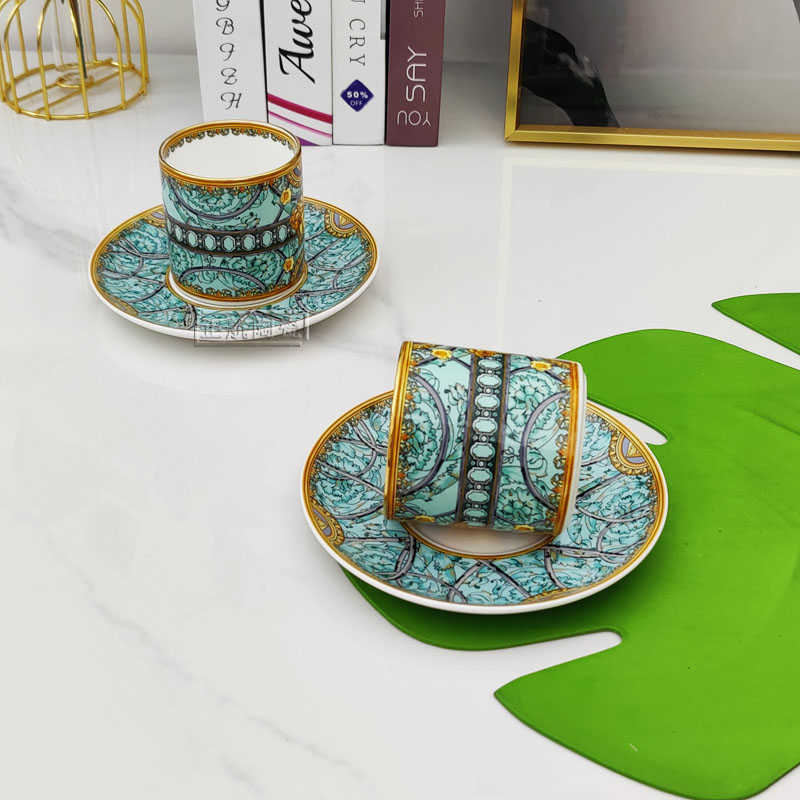 Ferramentas de chá de café Luxo 2 peças de o osso artístico simples xícara de café China e prato European Royal Milk Tea Drinking Conjunto com caixa de presente P230508 P230509