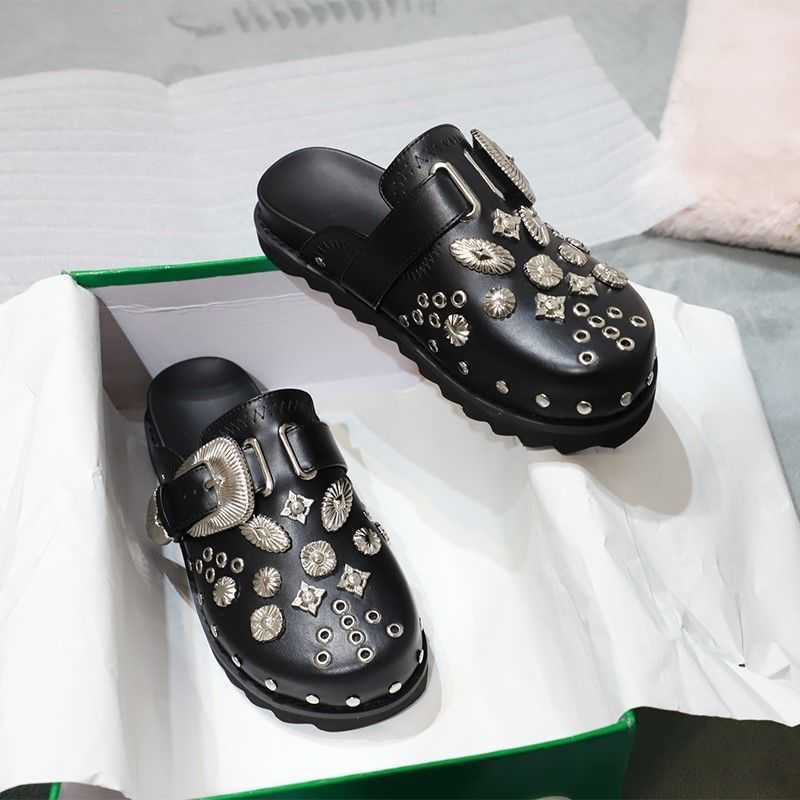 スリッパ女性靴サマーパンクメタルリベットチャームブラックスリップアウトドアプラットフォームのモダンなスリッパのカジュアルシューズ