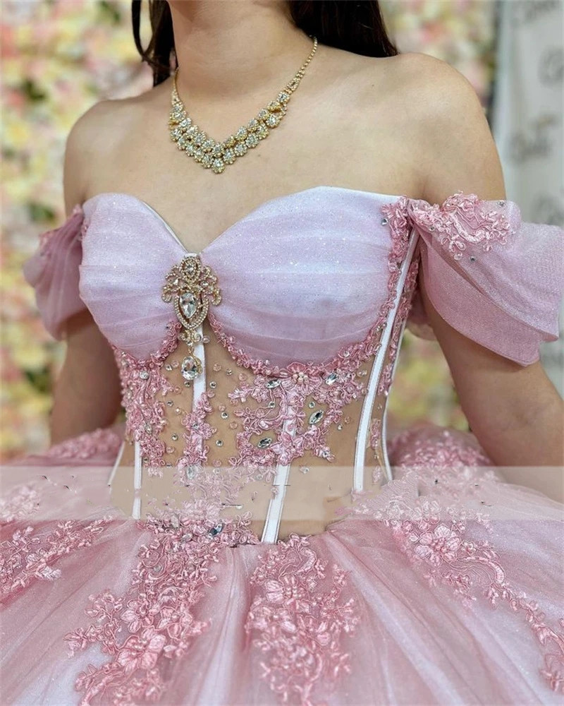 Ny ankomst rosa spetsboll klänning quinceanera klänningar 2023 av axel kristallapplikationer söt 16 klänning spets -up vestido 15 anos