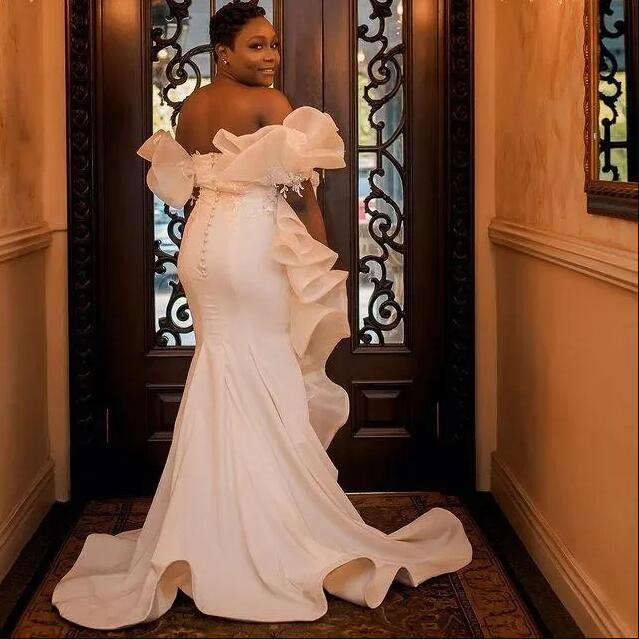 2023 Abiti da sposa a sirena sexy Splendidi applicazioni di pizzo africano Perline con spalle scoperte Increspature Abiti da sposa Sweep Train Church Bride Abito da sposa