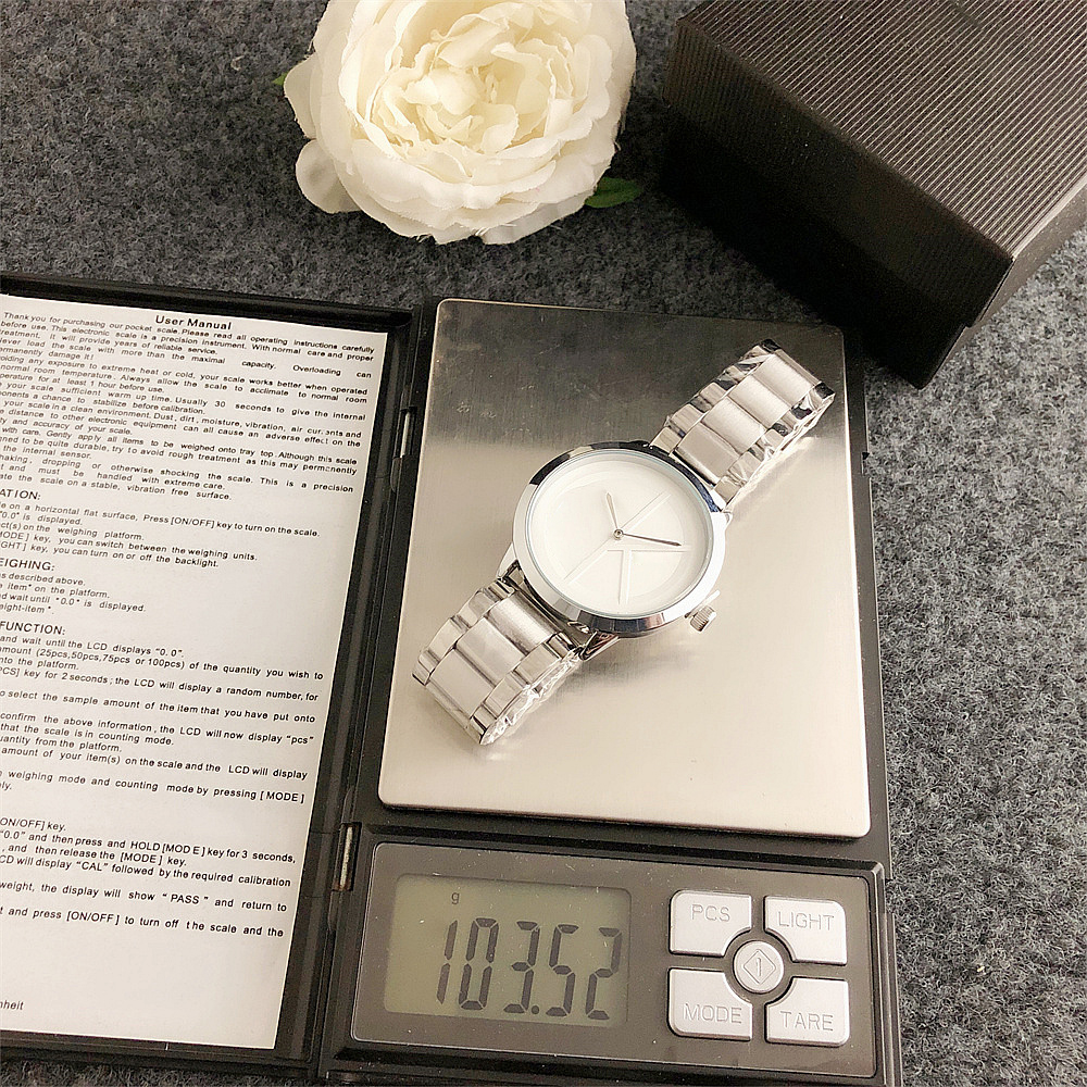 Moda Full Brand Wrist Watch Men Women Style 40 mm Luxo com logotipo STEEL METAL Band Quartz Clock C21