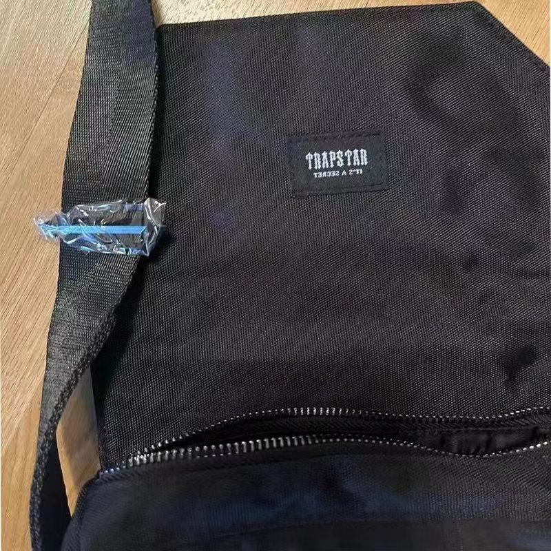 Trapstar designer män meddelandeväskor crossbody väska Lyxig Retro nylon svart axelväskor Casual outdoor Trendig axelväska svart handväska Enkla arbetskläder canvasväskor