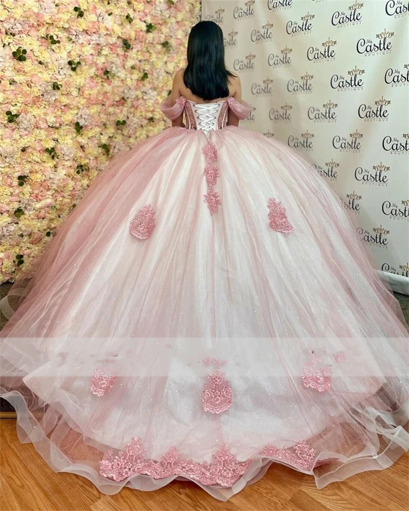 Ny ankomst rosa spetsboll klänning quinceanera klänningar 2023 av axel kristallapplikationer söt 16 klänning spets -up vestido 15 anos