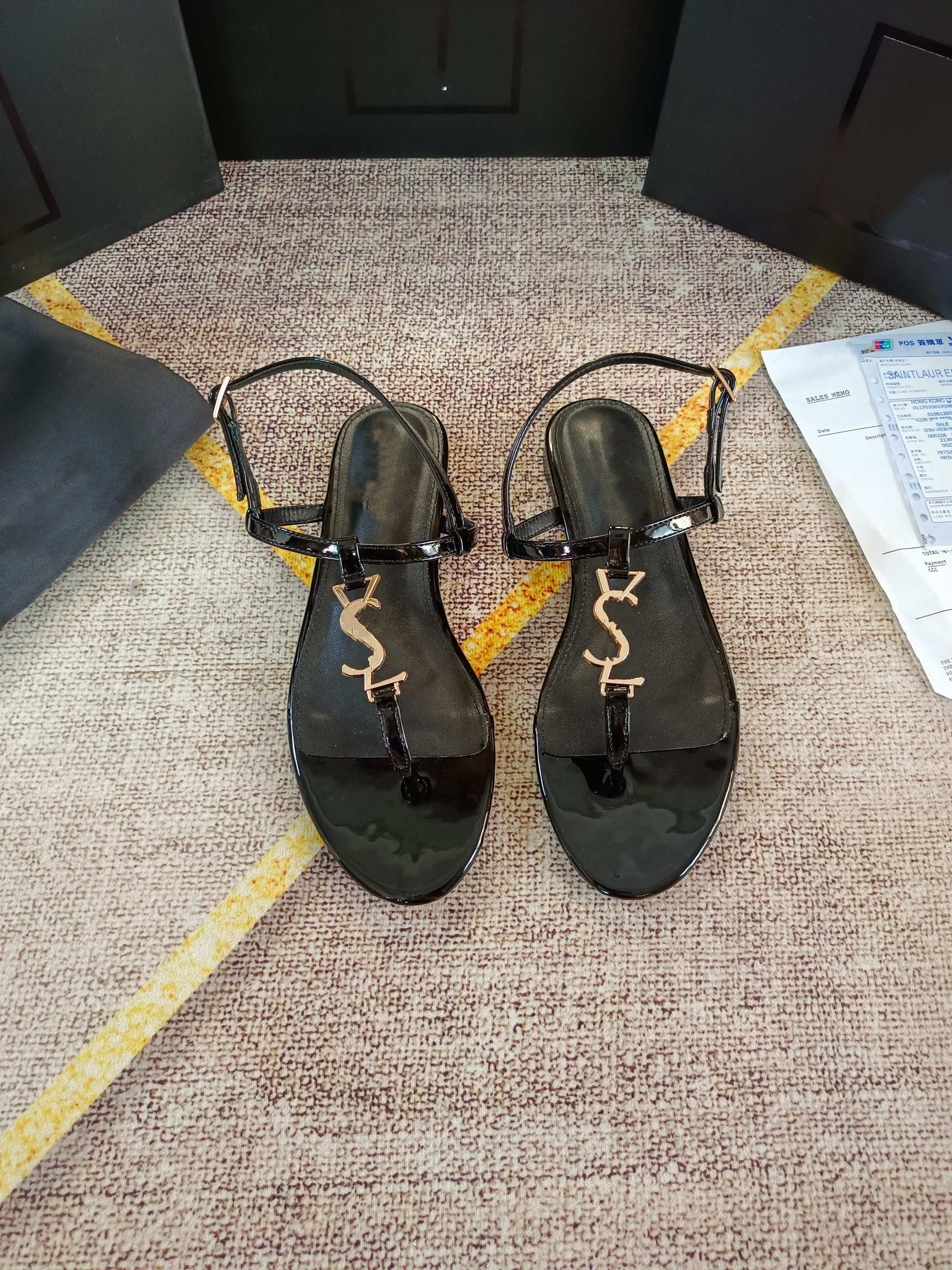 Sandały 2023 marki marki płaski pasek czarny patent skórzany sukienka butów hołd cassandras metalowa klamra butów weselnych buty na plażę Muła