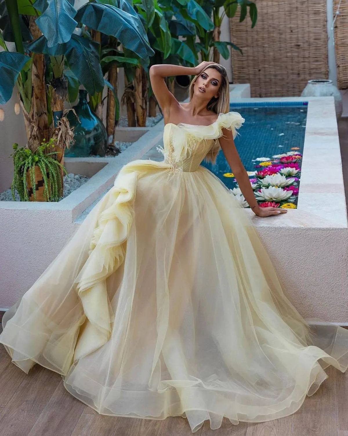 Vestidos de bola glamourosos vestidos de noiva de um ombro com mangas de ombro tule tulle colocou camadas de designer sem costas comprimento de piso personalizado vestido de noiva vestido de novo