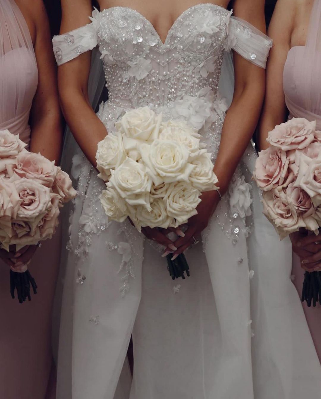Robes de mariée sirène élégantes sans manches col en V épaules dénudées paillettes perlées appliques fente 3D dentelle détachable train robes de mariée grande taille robe de mariée personnalisée