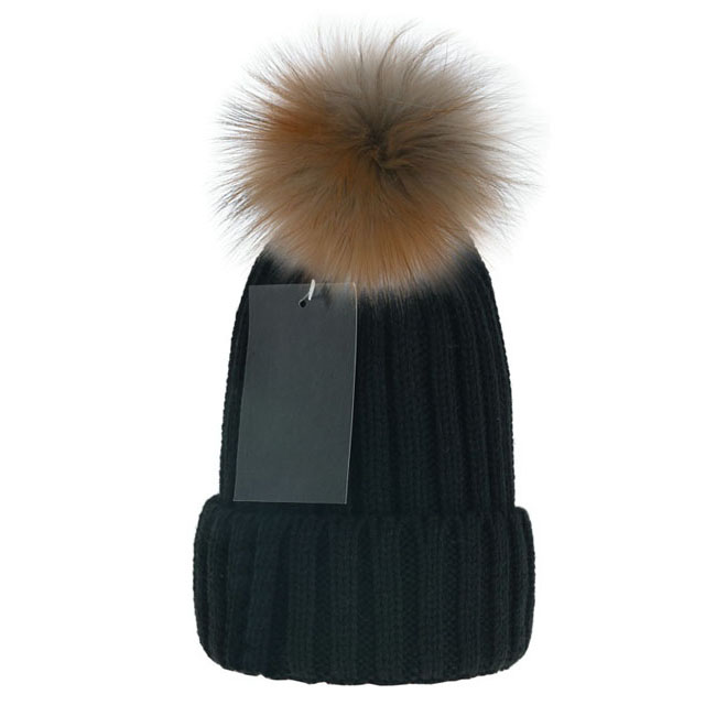 Mode vinter fluff bollar mössor med ornament män kvinnor klassisk designer stickade hattar tvättbjörn päls pompoms skalle mössor för unisex