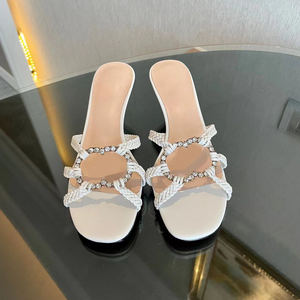 Тапочки женские модные известные шпильки сандалии на плоской подошве шлепанцы кожаные женские шлепанцы Летняя обувь пикантные сандалии