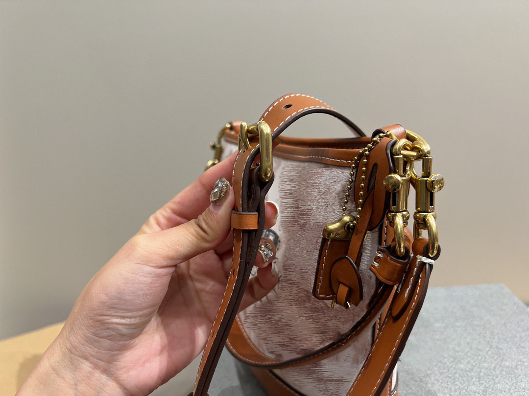 Fashion Bucket Bag Carriage Logo Women`s Shoulder Bag Mini Adjustable Shoulder Strap Magnetic Snap Opening Designer Dakota Luxury ID michafl_kops