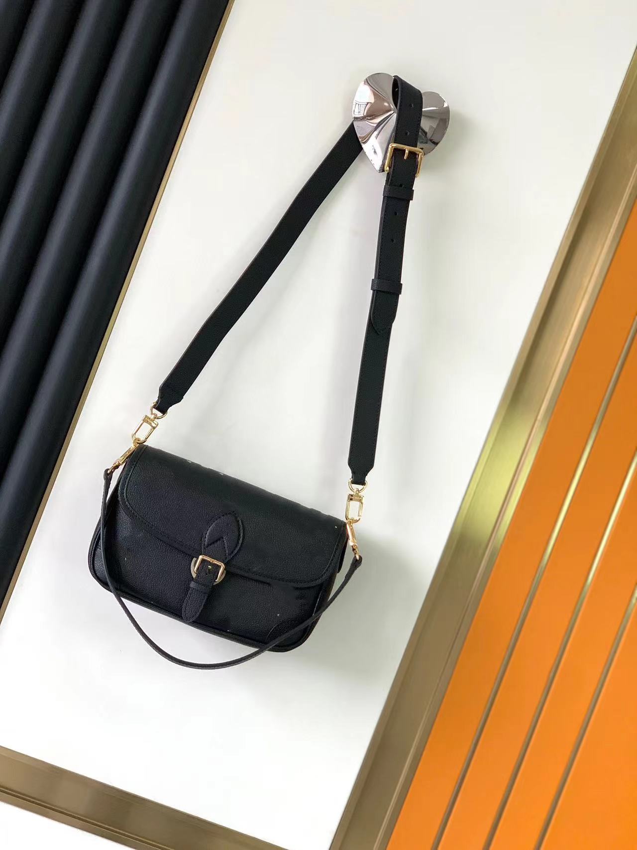 Designer Bag Handbag leather keycase. The handle 2023design is convenient for carrying or carrying, and the detachable shoulder strap allows for shoulder back and box