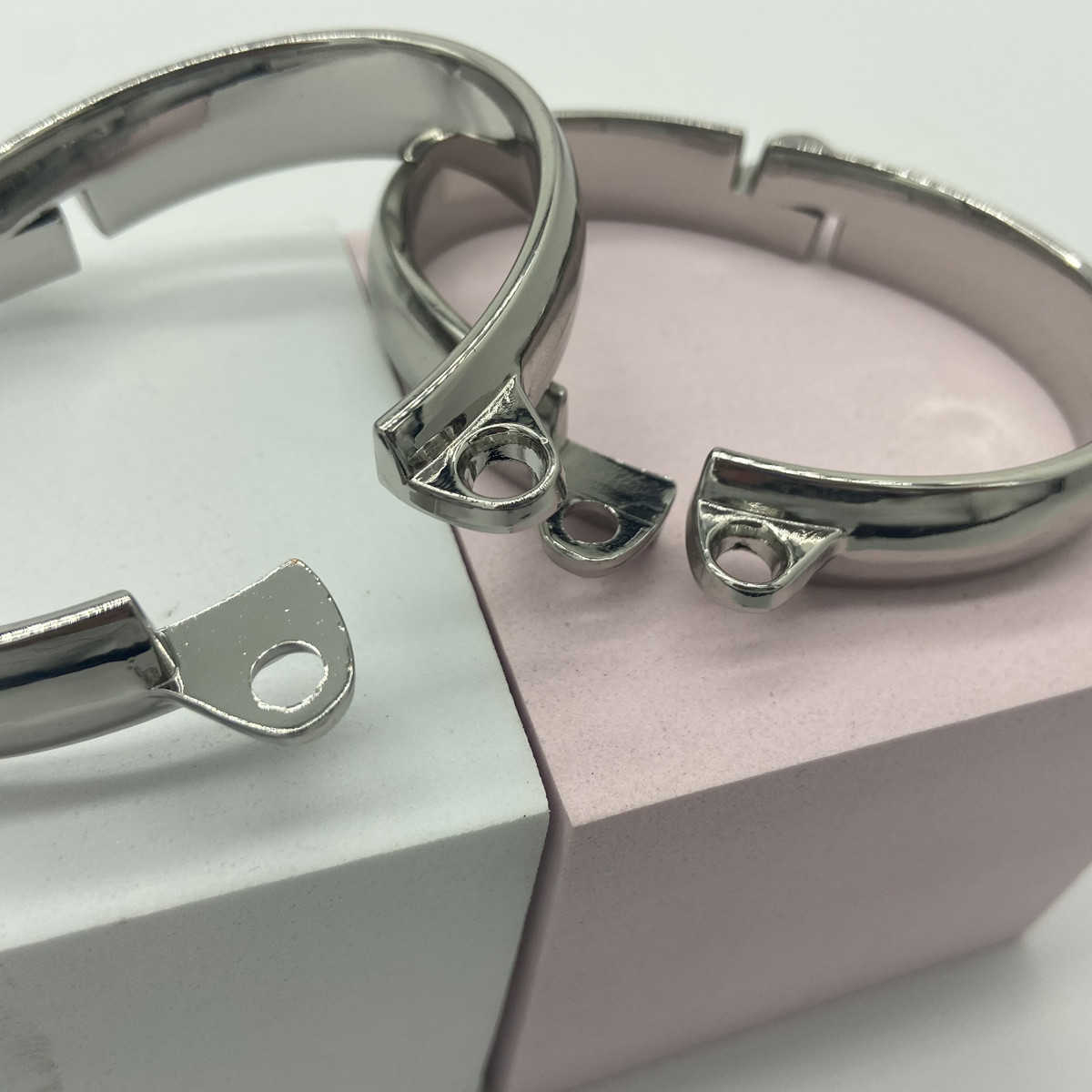 マッサージメタルアダルトBDSMボンデージ手錠真鍮ロックフェティッシュアンクルを制限する女性のためのエロティックセックス製品