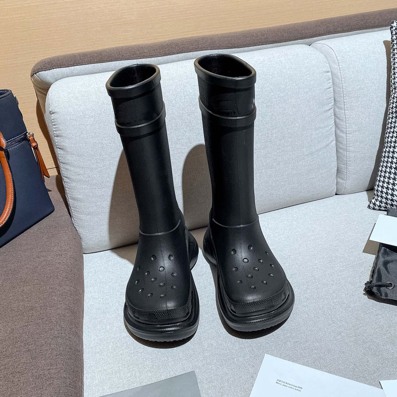 Kvinnors stövlar regnskor kvinnor gummi regn stövlar hål mode plattform skor designer vattentäta skor doc martens