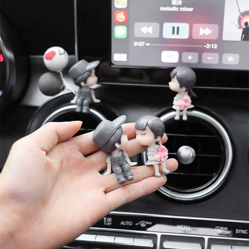 新しい車のアクセサリーかわいい漫画のカップルアクションフィギュアフィギュラリンバルーン飾りガールズギフト用オートインテリアダッシュボード