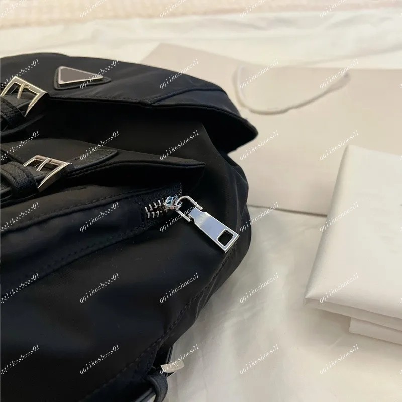 Unisex klassisk väska handväskor nylon ryggsäck svart rygg pack triangel skylt axelväskor god kvalitet flera fickor tote