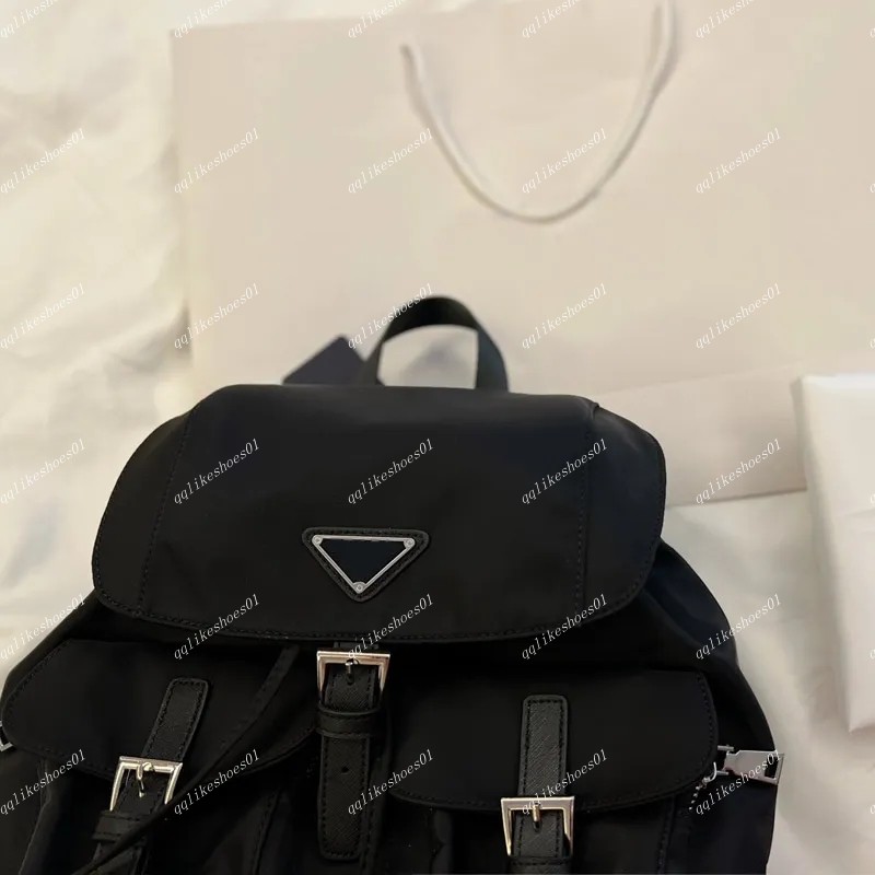 Unisex klassisk väska handväskor nylon ryggsäck svart rygg pack triangel skylt axelväskor god kvalitet flera fickor tote
