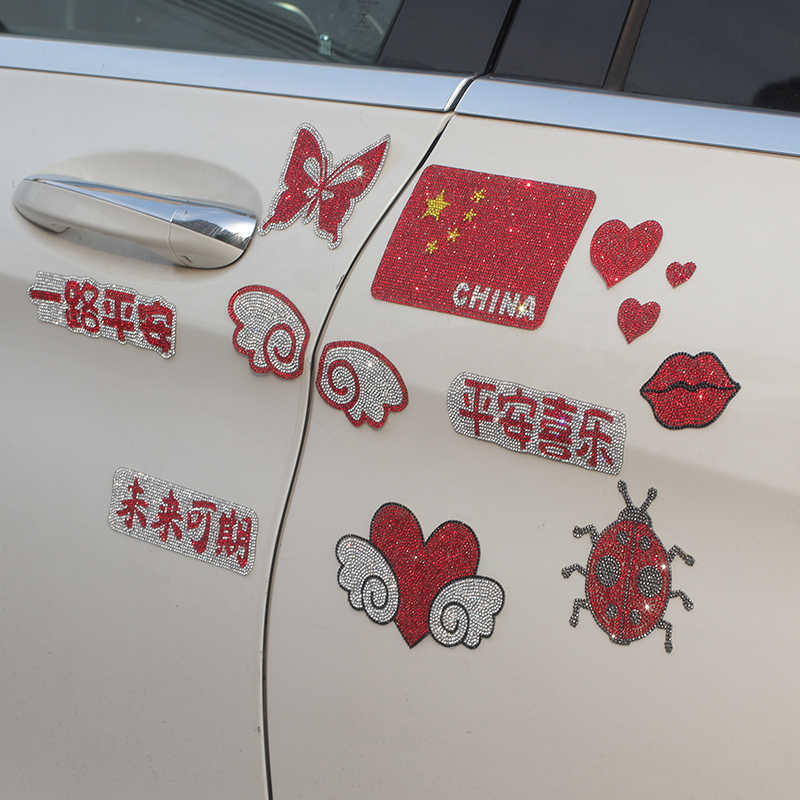 New Red Car Sticker e decalcomanie Accessori esterni Anime donna Diamond Glitter Decorazione Lucky Cat Butterfly Carattere cinese