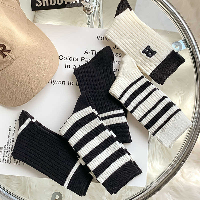 Skarpetki Wosierkowe Moda Wysokiej jakości skarpetki dla kobiet bawełniane długie skarpetki japońskie moda dziewczyna Hip Hop Skate Sports Socks P230517