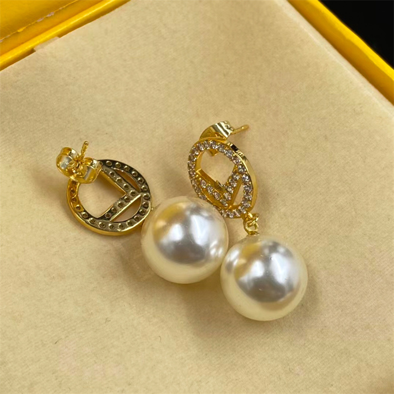 Stud Fashion Womens Brand Designer Earrings Ear Stud Pearl Women pendant Elegance Temperament Simple Ladies Wedding Party Jewelry Gift Accessories With