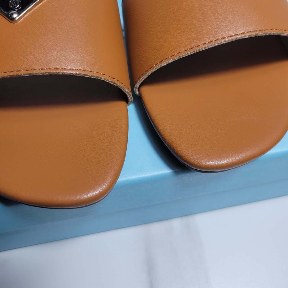 Designer Slippers Sandaal Vrouwen Slides Luxe Oranje Echt Driehoek Leer Outdoor Loafers Slide Dames Schoen Strand Prad Sandaal Zomer Lederen Slipper