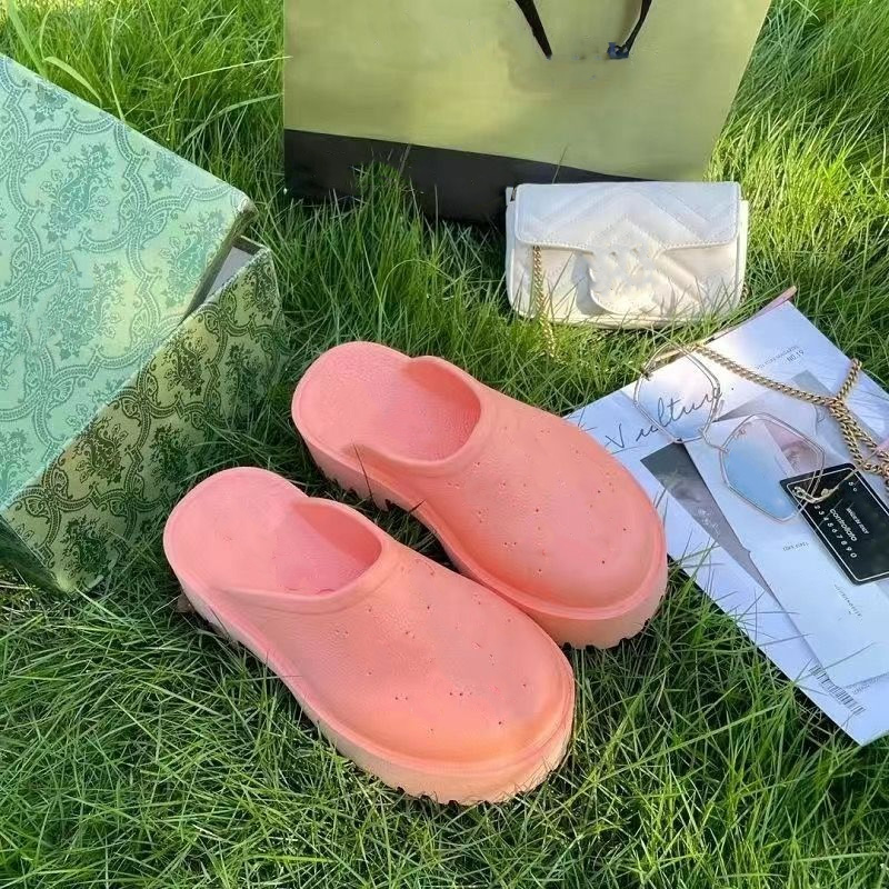 Slippers de luxe Designer de mode Femmes Madames Hollow Platform Sandales en matériau transparent sexy mignon Sunny Beach Ladies Slippers