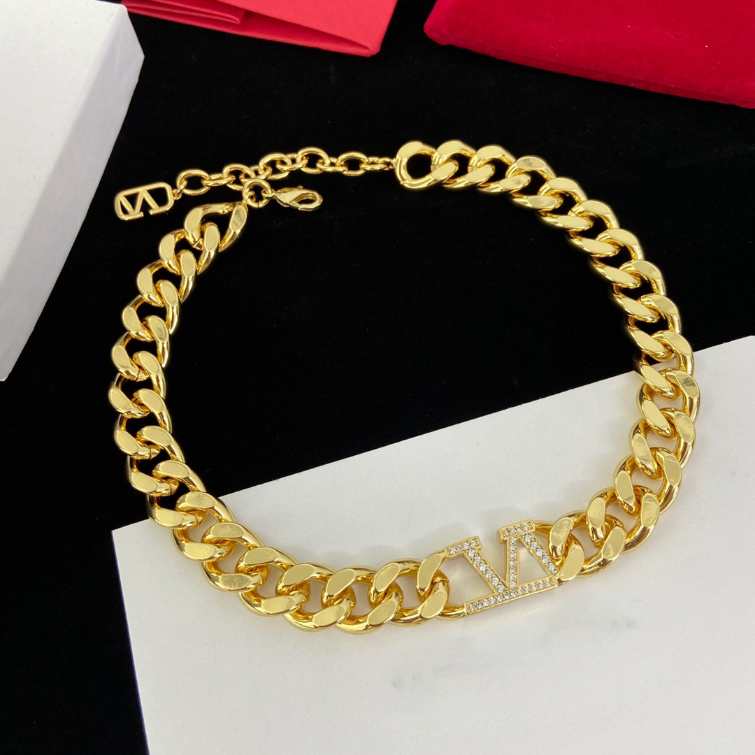 Hiphop Mulheres Minimalistas Cara de Chain Chain Chain Diamond V Letter Pingente colares pendentes Gold Bracelet Lock Chaker Chak