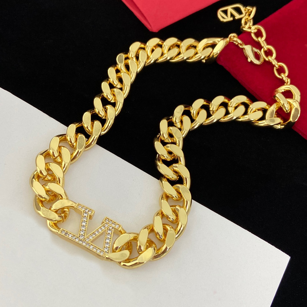 Hiphop Mulheres Minimalistas Cara de Chain Chain Chain Diamond V Letter Pingente colares pendentes Gold Bracelet Lock Chaker Chak