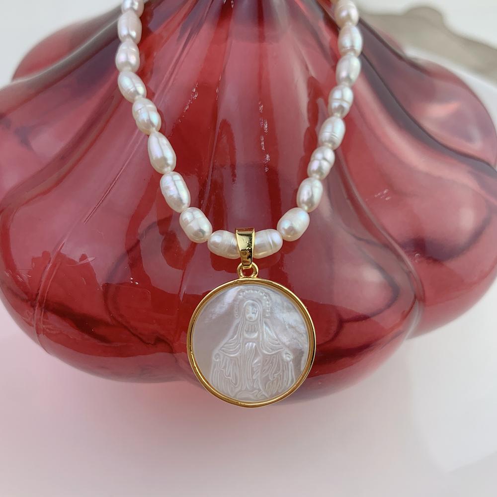 Colliers Colliers de perles d'eau douce pour femmes, 2021, coquille de vadrouille naturelle, sainte vierge marie Guadalupe, pendentif de médaille religieuse