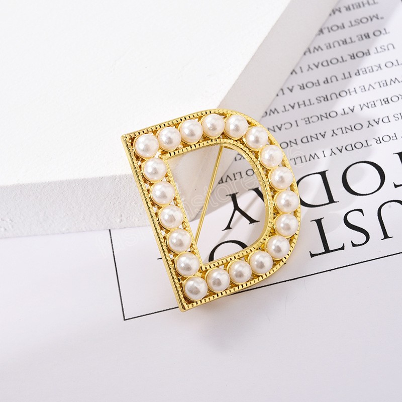 Anpassa 26 bokstäver Inledande broschstift för kvinnor Män Pearl Suit Lapel Pin Sweater Coat Wedding Jewelry Gift