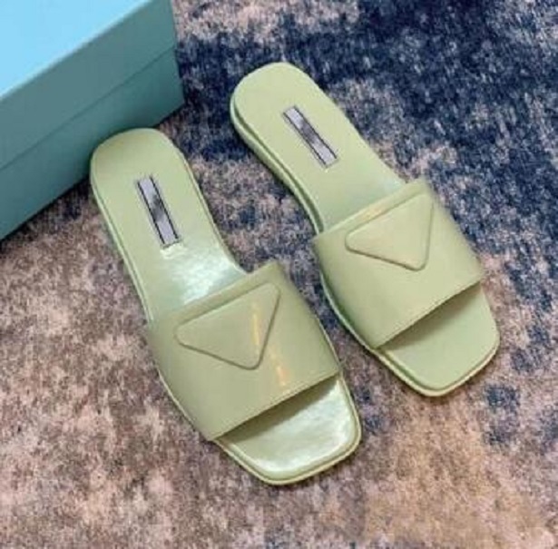 Kadın Ayakkabıları Yaz Lüks Sandalet Tasarımcısı Kadınlar Flip Flops Terlik Moda Orijinal Deri Slaytlar Metal Zincir Bayanlar Günlük Üçgen İşaret