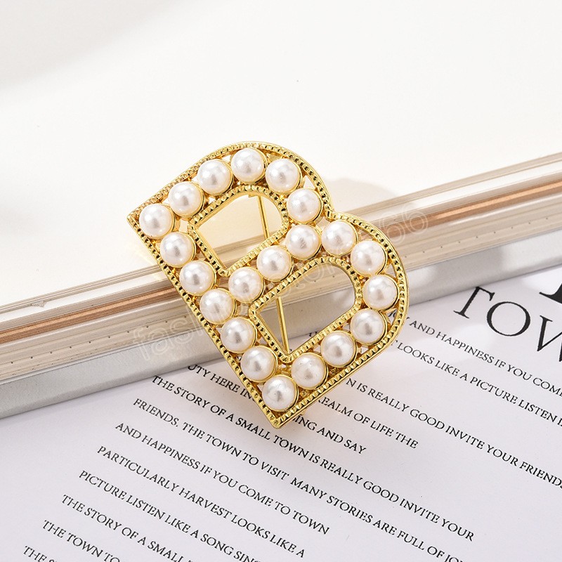 Anpassa 26 bokstäver Inledande broschstift för kvinnor Män Pearl Suit Lapel Pin Sweater Coat Wedding Jewelry Gift