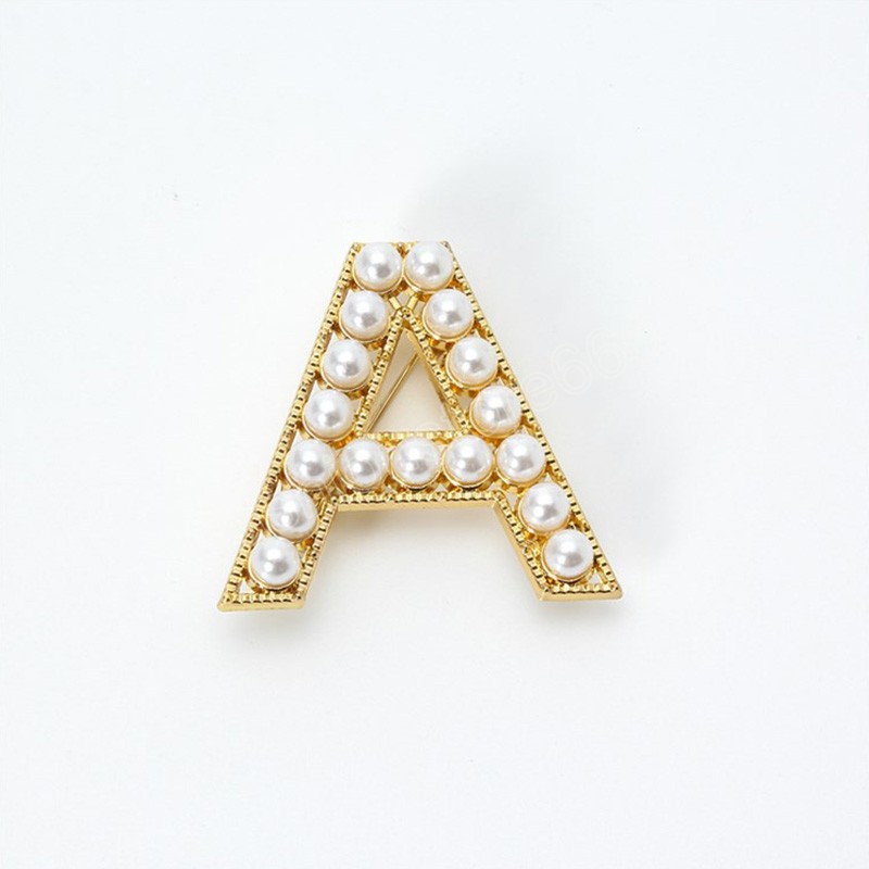 Anpassa 26 bokstäver Inledande broschstift för kvinnor Män Pearl Suit Lapel Pin Sweater Coat Wedding Jewelry Gift