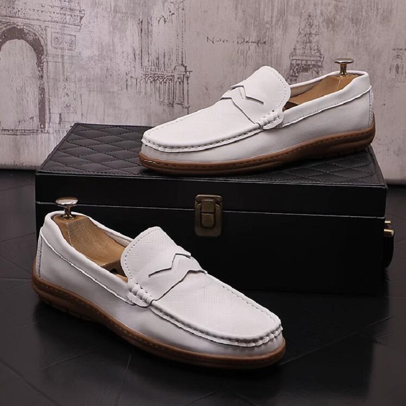 Läder män casual skor lyx 2023 nya mens loafers moccasins andas slip på svarta körskor D2H53