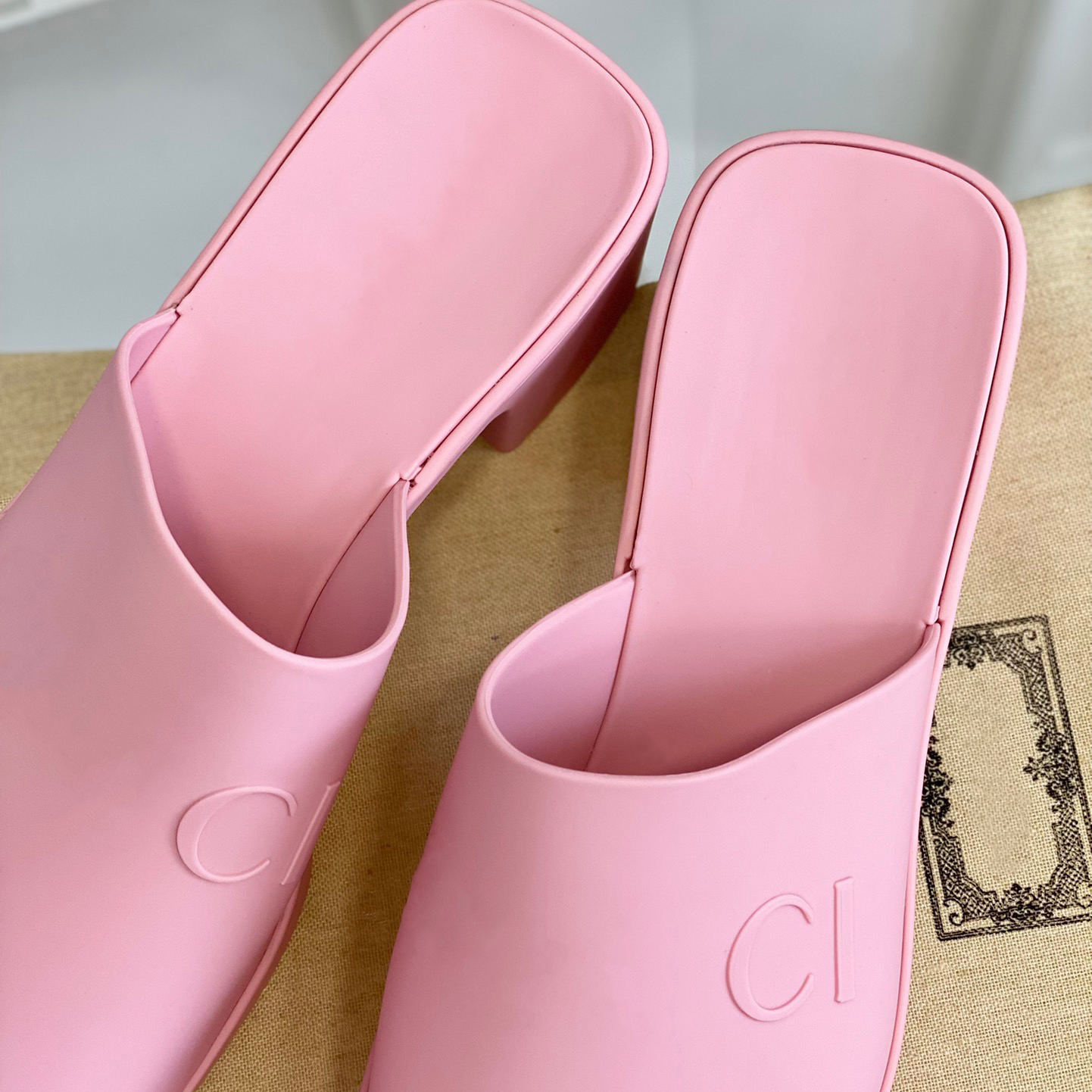 Kadınlar kauçuk orta topuklu platform slayt sandalet 5.5cm platform terlik pembe şeker renkleri açık kadın plaj slaytları terlikler kabartmalı g logo sandalet kaydırıcı ayakkabılar