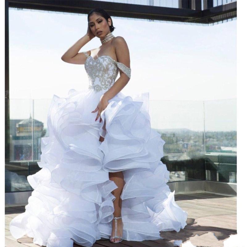 2023 Luxury A Line Wedding Dresses Sexig Split High Low Off the Shoulder Silver Pärlor Organza Tiered Ruffles Brudklänningar Chapel Train Plus Size Vestido de Noiva