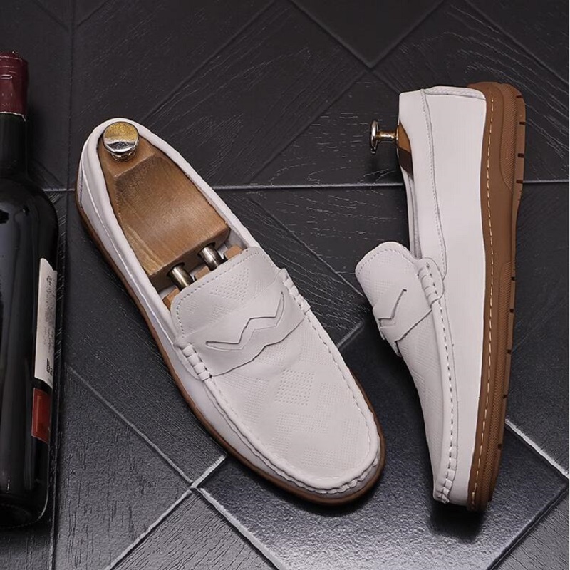 Läder män casual skor lyx 2023 nya mens loafers moccasins andas slip på svarta körskor D2H53