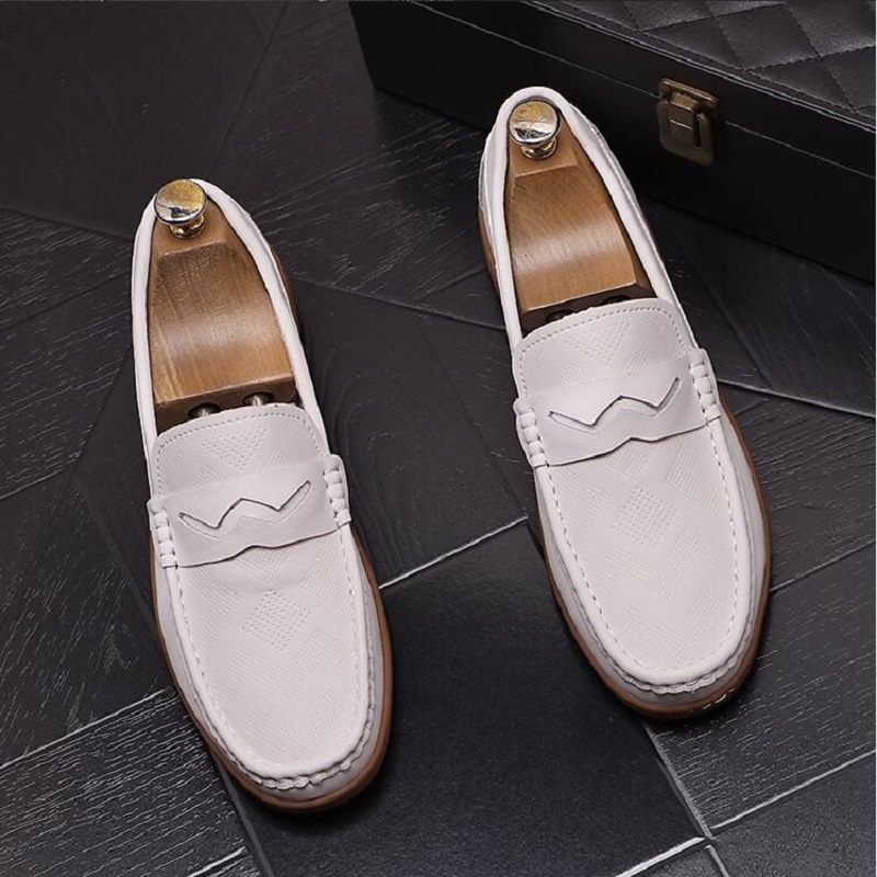 Läder män casual skor lyx 2023 nya mens loafers moccasins andas slip på svarta körskor D2H53