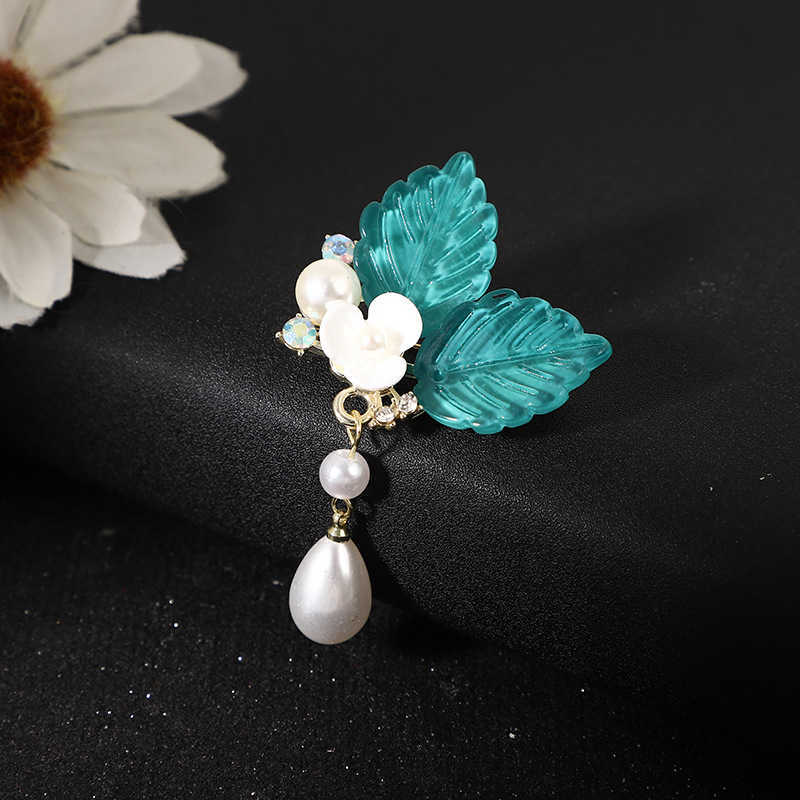 Pins Brooches Shell and pearl flower brooches Women's elegant crystal brooches Wedding jewelry High quality brooch jewelry accessories G220523