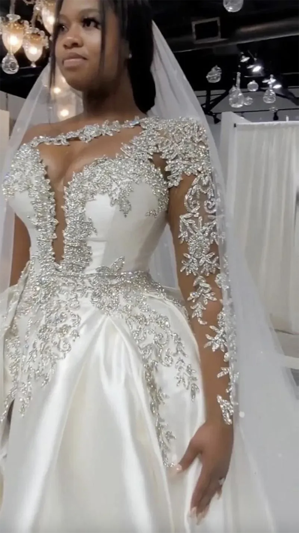 2023 Abiti da sposa sexy Bling A Line Perline di cristallo argento Una spalla Raso Illusion Maniche lunghe Spacco laterale Overskirts Abito da ballo in raso Abiti da sposa Personalizzato