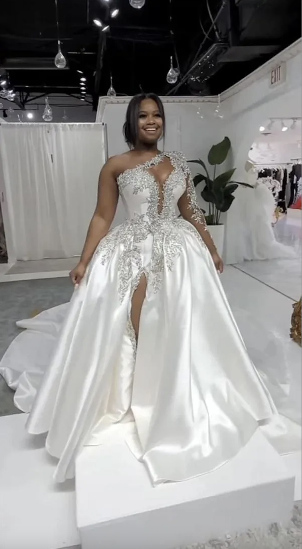 2023 Abiti da sposa sexy Bling A Line Perline di cristallo argento Una spalla Raso Illusion Maniche lunghe Spacco laterale Overskirts Abito da ballo in raso Abiti da sposa Personalizzato