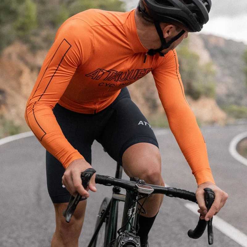 Team Attaquer New Racing Wear 2022 Long Cycling Jersey Men med Thermal Fece Winter Outdoor Riding Shirt Warm Cashmere Orange AA230524