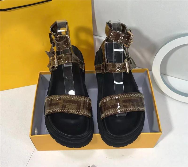 Sandali da donna firmati Nuovo stile estivo Pan di spagna Suola spessa Fibbia Scarpe casual alla moda Versatile Abbinamento colori Scatola cinturino scarpe da donna