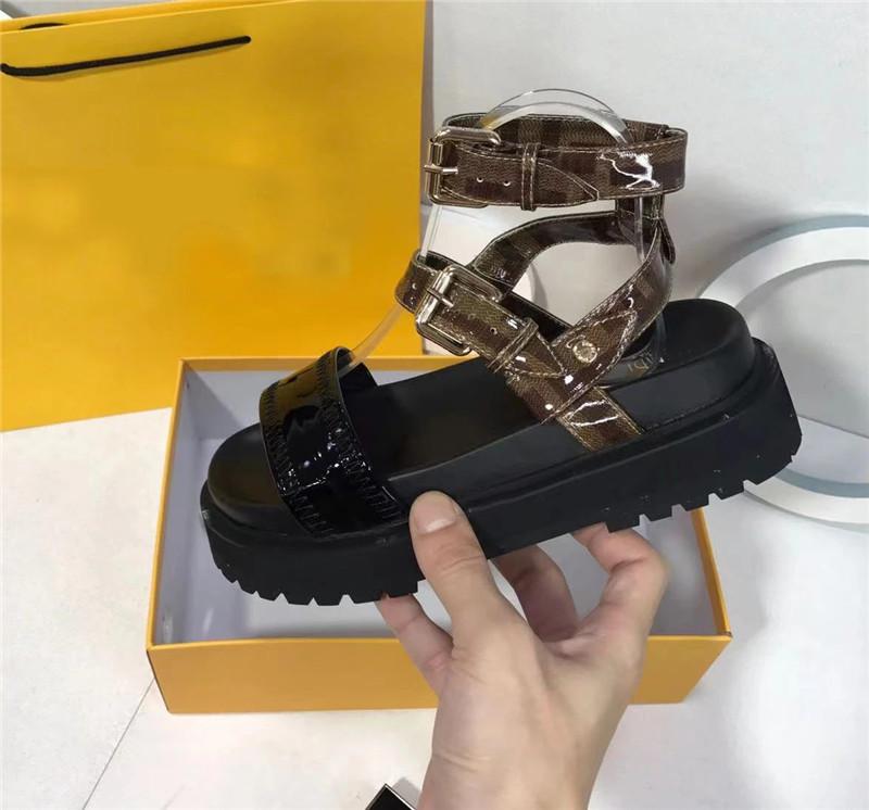 디자이너 여성 샌들 새로운 여름 스타일 스폰지 케이크 두꺼운 단독 버클 세련된 캐주얼 신발 다목적 컬러 일치 여성 신발 스트랩 박스