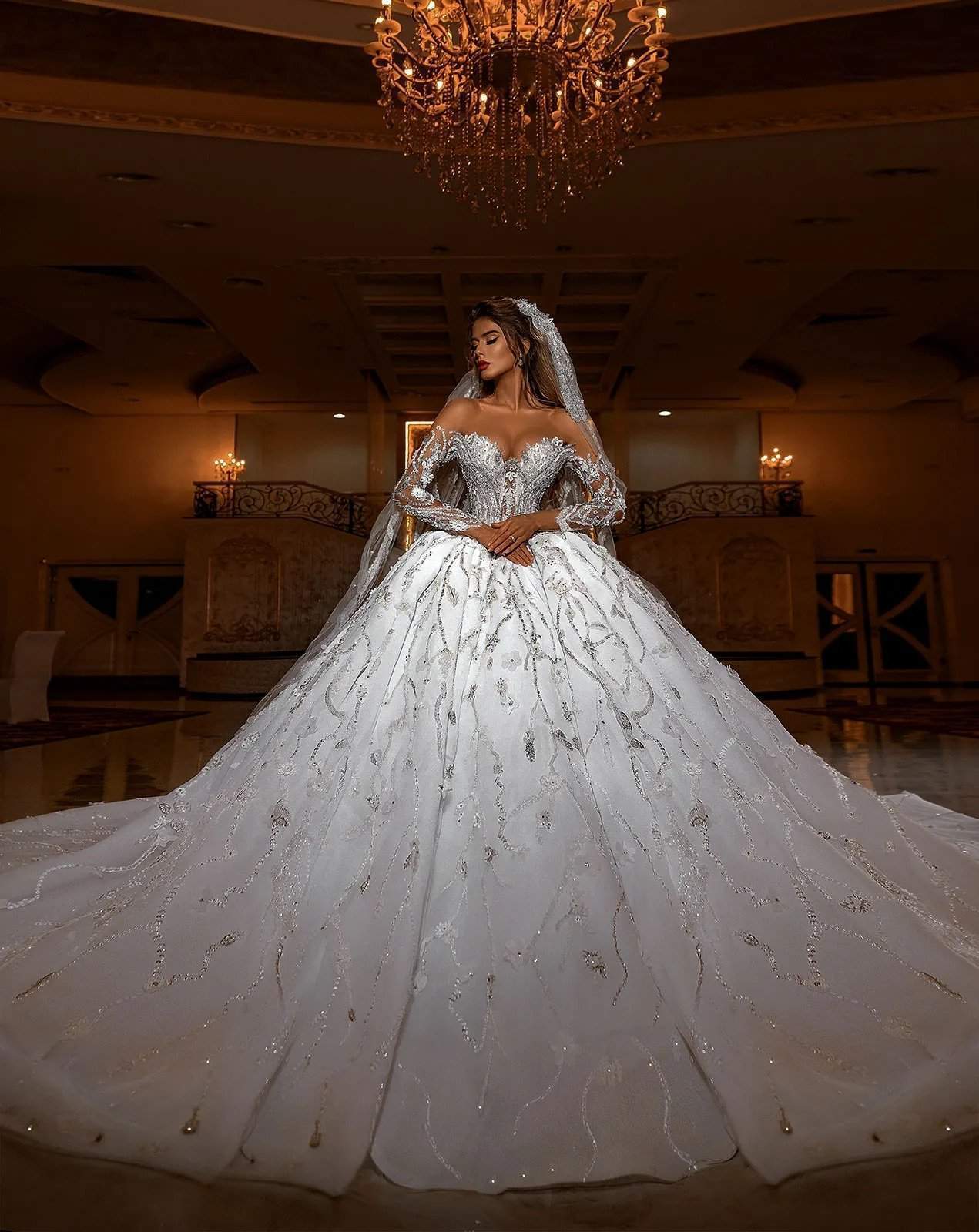 Şaşırtıcı Dubai Suudi Arabistan Balo Gown Gelinlik Uzun Kollu Lüks Kristal Sizli Katedral Tren Vestidos Türk Fas Kilisesi Gelin Gowns Cl2298