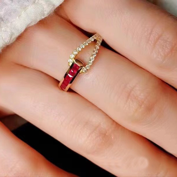 Kvinnor Wedding Ring European och American Style Girls Geometric Shape Sweet Red Zircon Diamonds Gold Plated Ring Party Jewelry Birthday Present