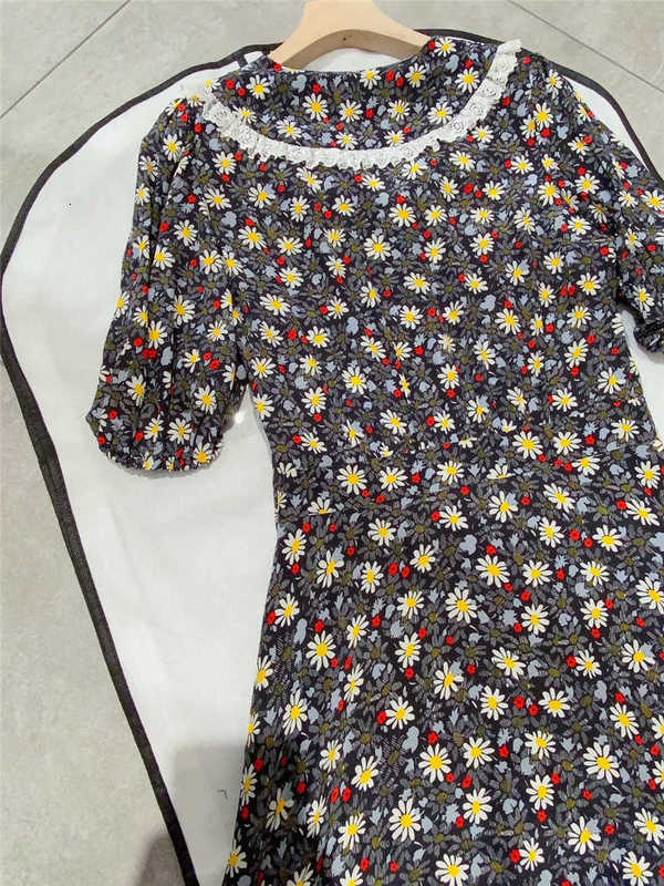 Robes décontractées de base Designer 2023 Printemps / Été Nouveau French Fresh Age Reducing Lace Panel Polo Neck Little Daisy Bubble Sleeve Dress R95Q