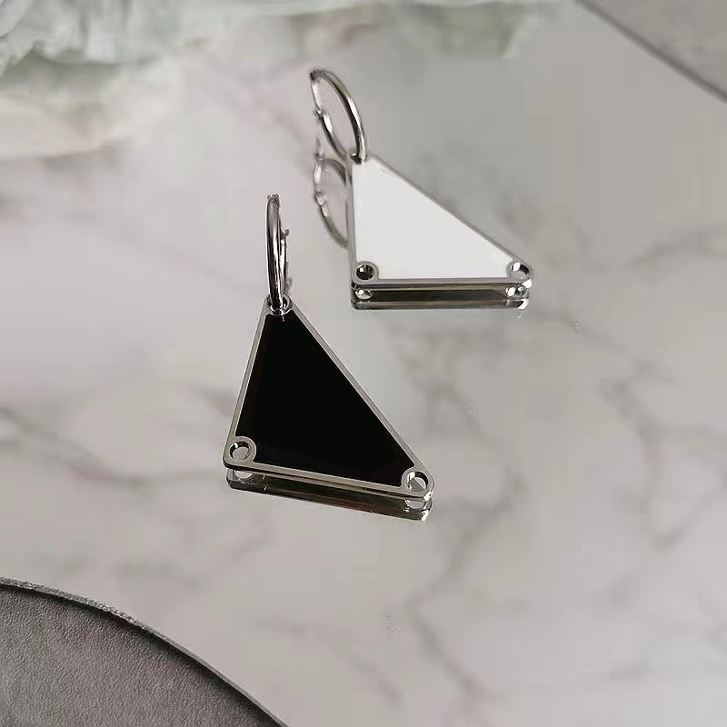 Kvinnor Mens Luxury Designer Halsbandkedja Fashion Jewelry Black White P Triangle Pendant Design Party Silver Hip Hop Punk Men NEC222G