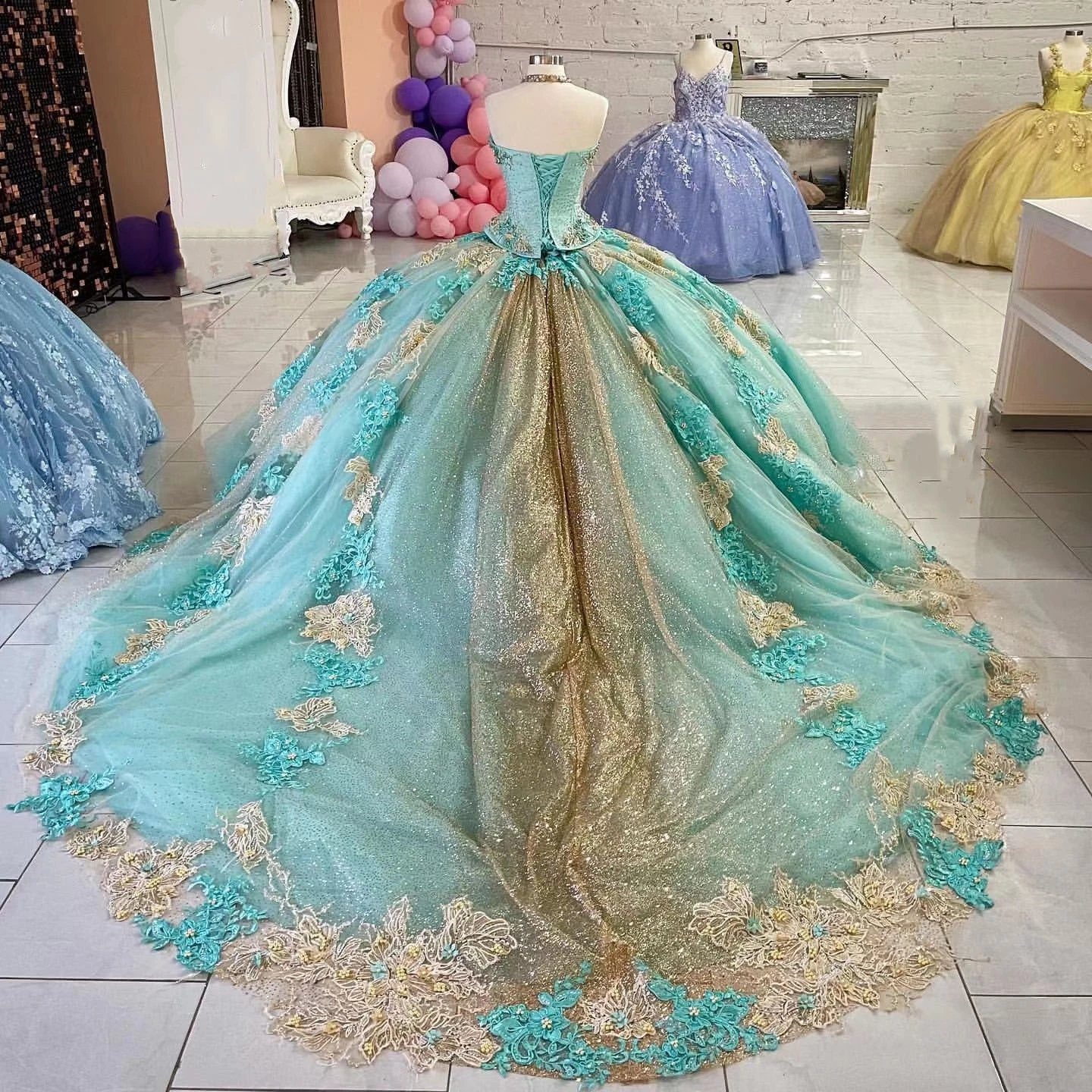 Luxury Quinceanera Dresses Ball Gowns 2023 Beading Crystal Illusion Sparkly Lace Birthday Party Prom Dress Sweet 15 Girls Party